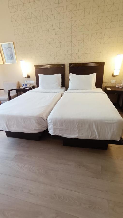 Marasa Sarovar Premiere Тирупати Екстериор снимка Two single beds