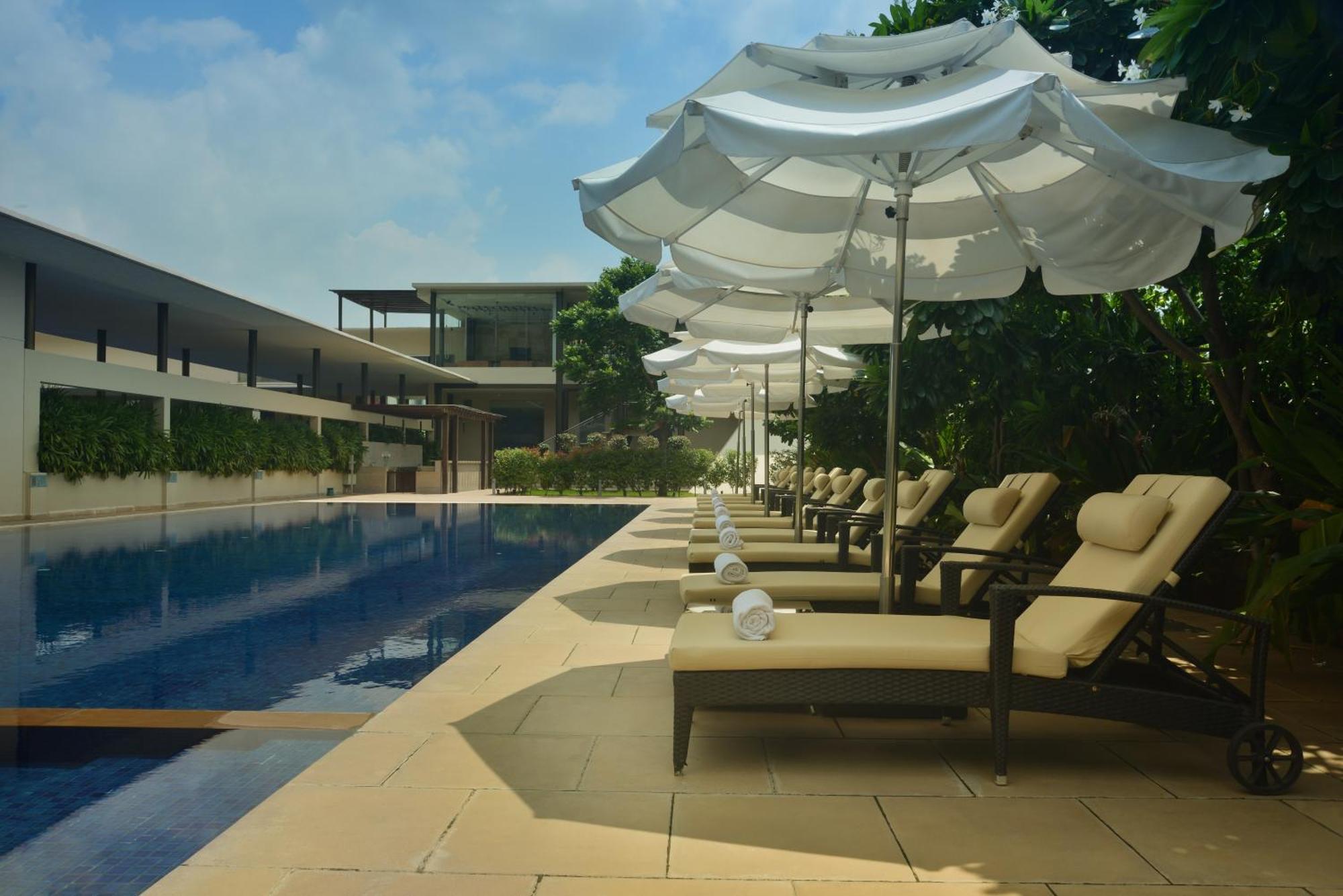 Marasa Sarovar Premiere Тирупати Екстериор снимка The pool at the Park