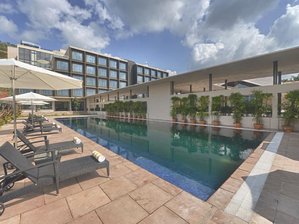 Marasa Sarovar Premiere Тирупати Екстериор снимка The swimming pool at the hotel